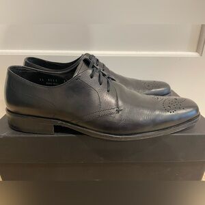 Men’s Johnston & Murphy Daxton Plain Oxford style shoe. Size 9, black.